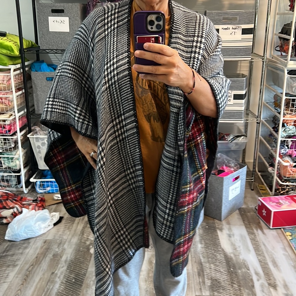 Woolrich Reservable Shrug - Picture 2 of 4